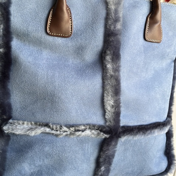 Liz Claiborne faux blue large handbag. Has faux blue trim and brown straps. - Picture 2 of 16